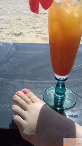 Photos de pieds : Les adorables petits pieds de Ma Femme à la mer