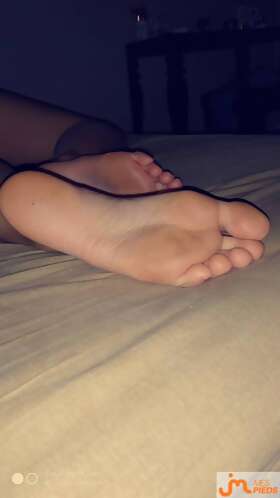 Photos de pieds : Les pieds sexy de ma copine 19ans ;) 