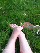 Photos de pieds : Petits pieds dans l'herbe