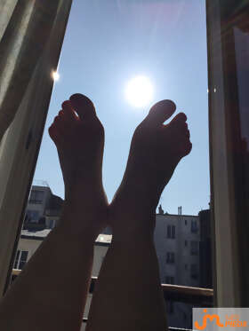 Photos de pieds : mes petits pieds au soleil de paris 
