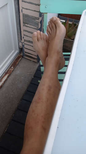 Photos de pieds : De bon matin sur le balcon 