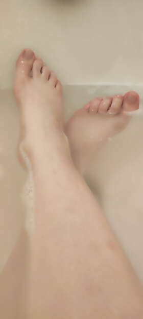 Photos de pieds : Dans le bain !