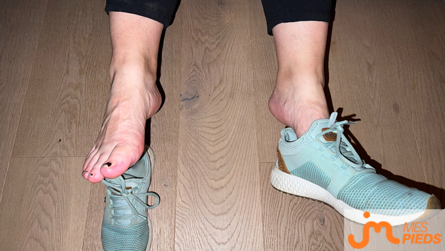 Photos de pieds : Pour les amateurs de pieds moites de sueur...