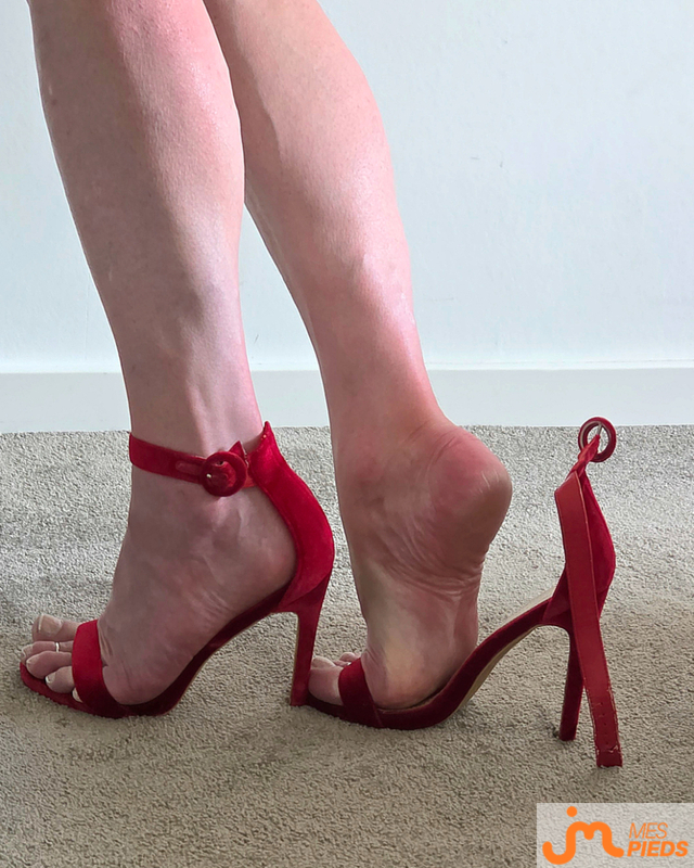 Photos de pieds : Des "talons rouge pour cacher un message" ...
