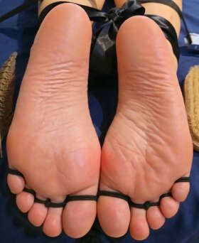 Photos de pieds : Si on passait aux choses s&eacute;rieuses ..