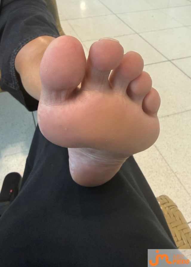 Photos de pieds : Les pieds de ma coll&egrave;gue 