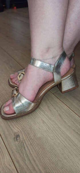 Photos de pieds : Ses jolies pieds