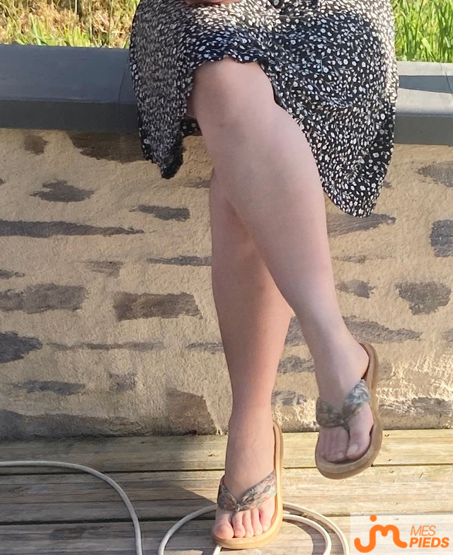 Photos de pieds : Avec le retour du soleil, Madame d&eacute;voile ses jambes