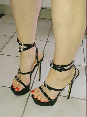Photos de pieds : Les pieds de Tina en talons