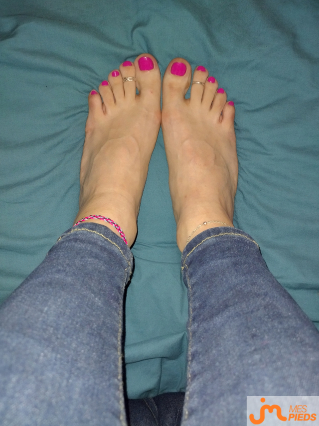 Photos de pieds : Ptites socquettes rose et vernis rose