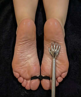 Photos de pieds : L'heure de la torture a sonn&eacute; 