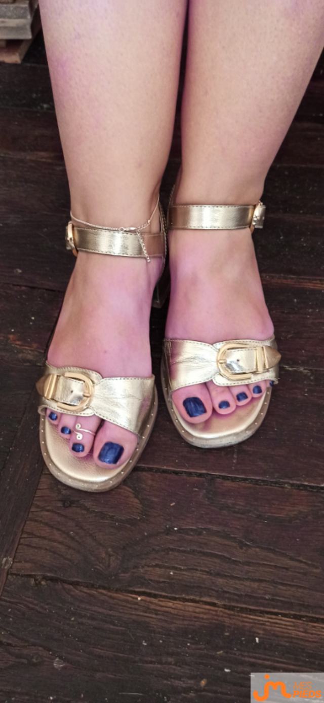 Photos de pieds : Son vernis bleu