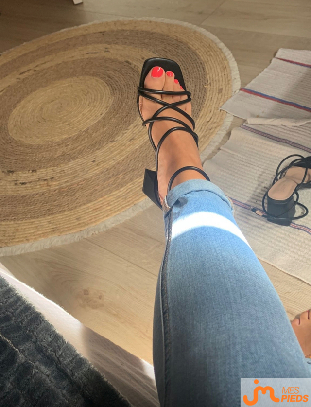 Photos de pieds : Premier album