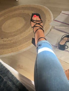 Photos de pieds : Premier album