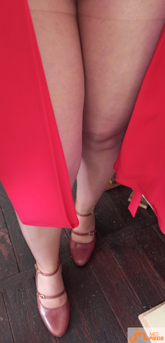 Photos de pieds : Le retour des collants et des bas ! 