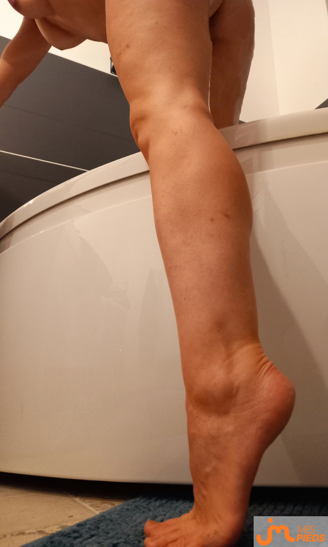 pieds de Nymea_nonyme 