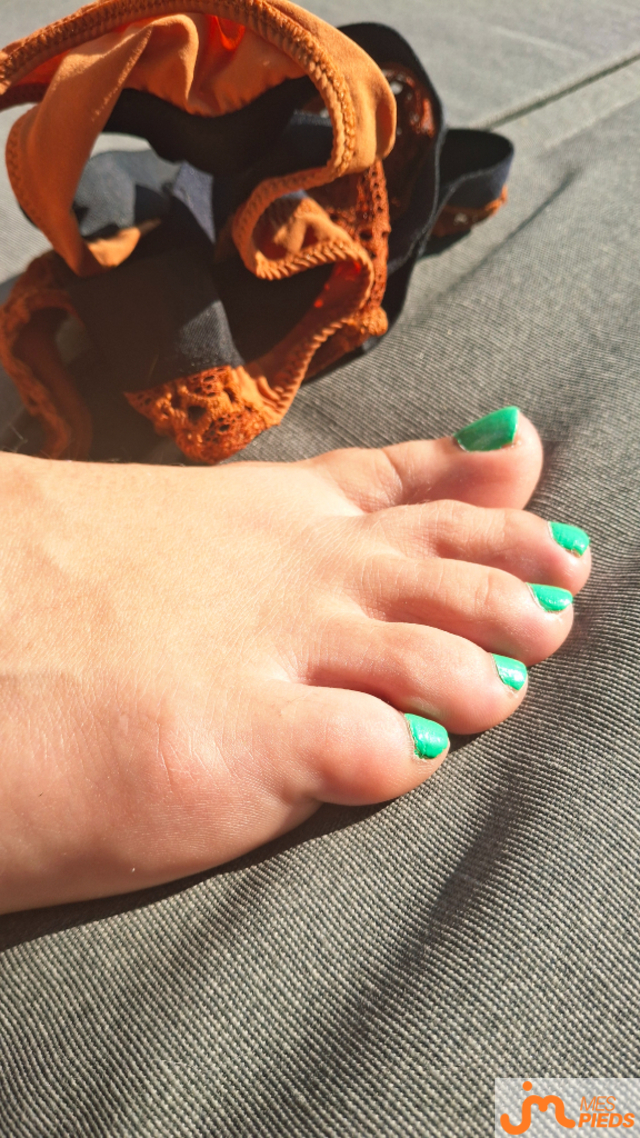 Photos de pieds : Petite sieste sans culotte 