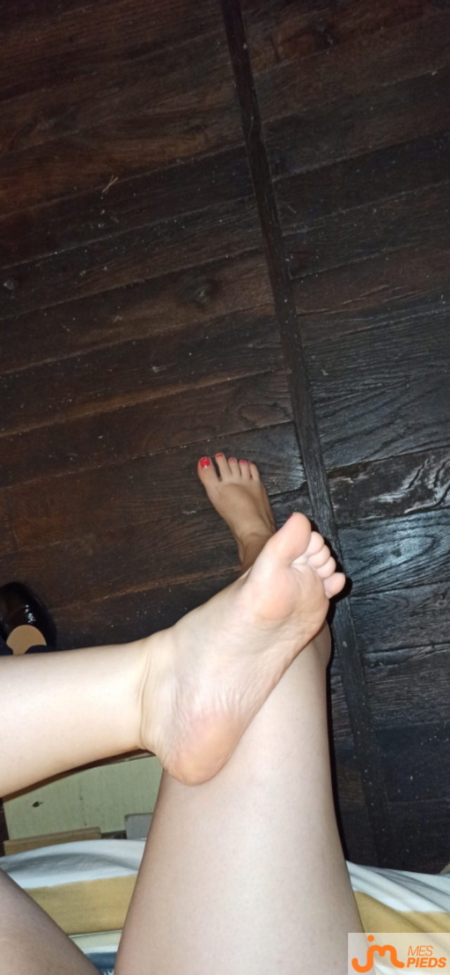 Photos de pieds : Pieds en collants avec chaussures en cuir